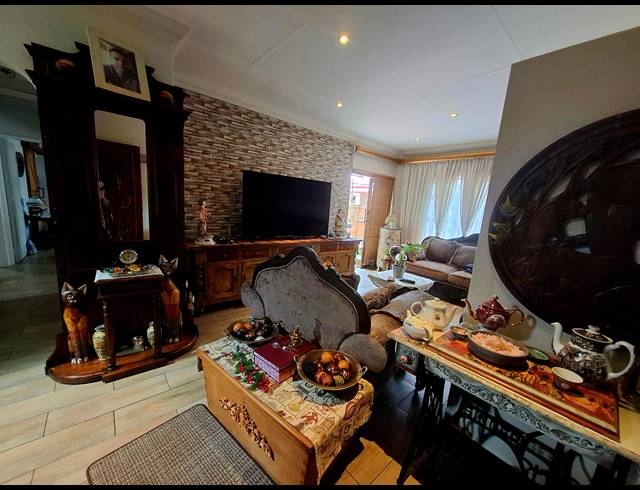 4 BEDROOM TOWNHOUSE FOR SALE IN DAL FOUCHE